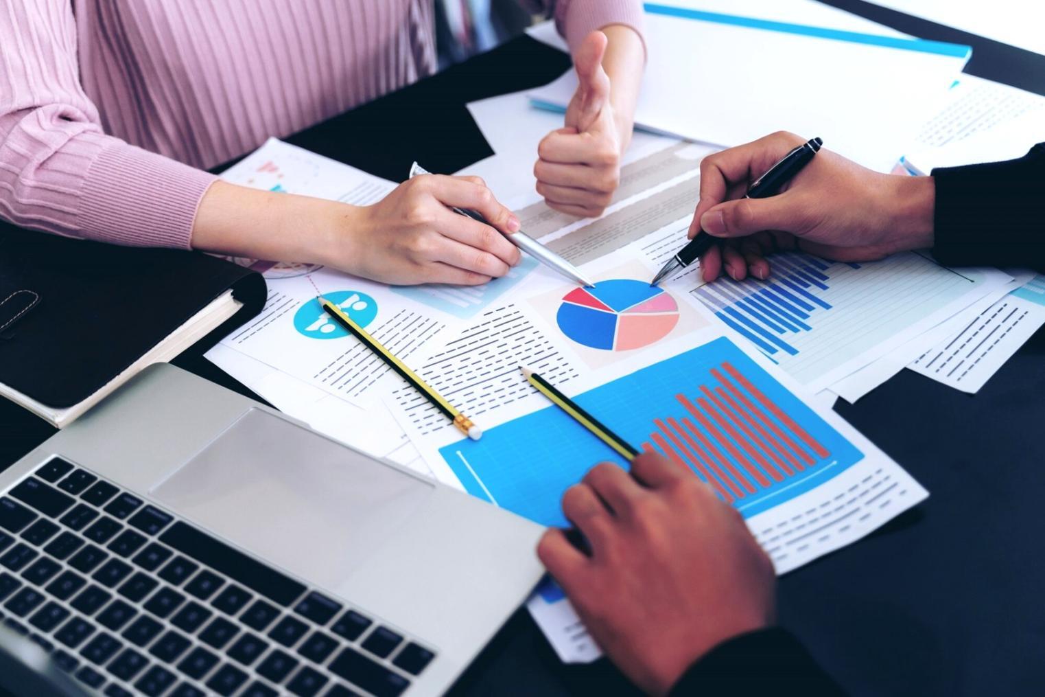 Formation en analyse financière - salle de classe moderne avec écrans d'analyse